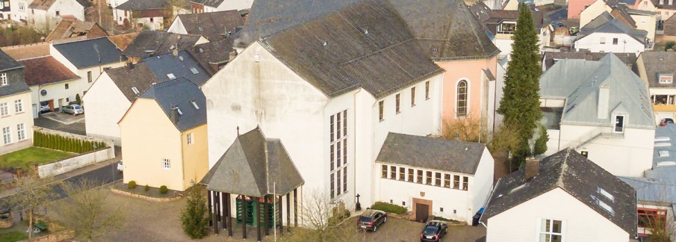 Ortsmittelpunkt in Föhren: Die Kirche mit Park. / © Luftbild54.de