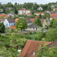 Das Bild der kleinen Stadt Hornbach ist geprägt von viel Grün zwischen den Häusern und Straßen. Foto: Günter Portscheller