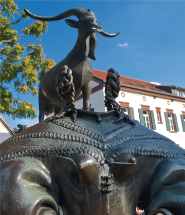 Der Geißbockbrunnen erinnert an die einstigen Versteigerungen, die direkt auf dem Marktplatz stattfanden.