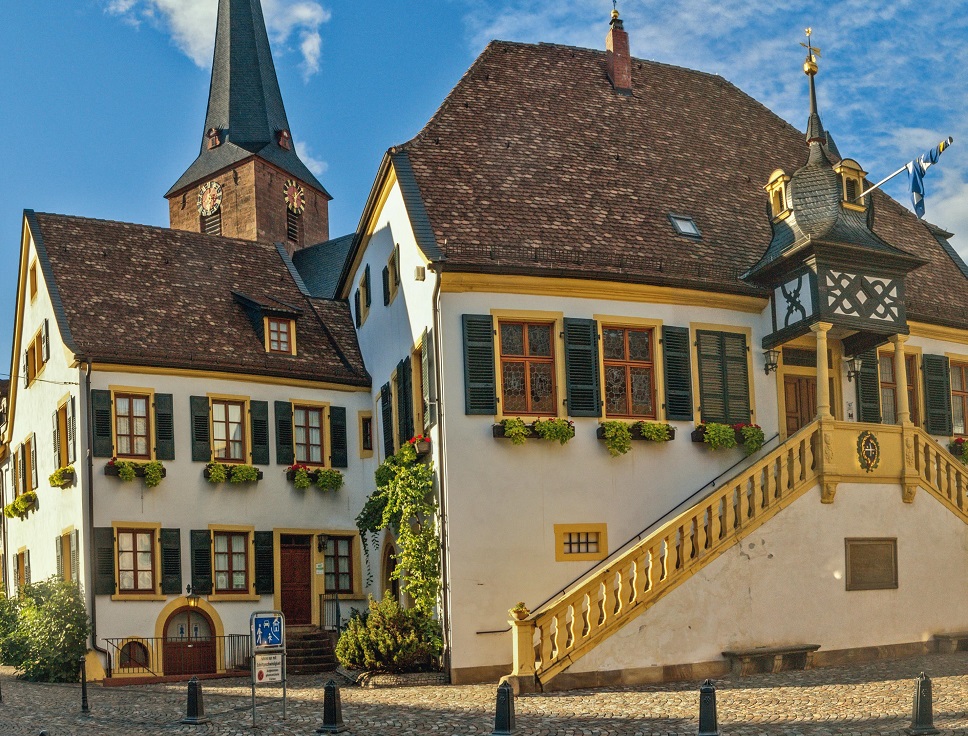 Die Stadt Deidesheim empfängt ihre Besucher mit dem Flair der Deutschen Weinstraße. Neben Fachwerkhäusern bietet der Luftkurort zahlreicheweitere Sehenswürdigkeiten.