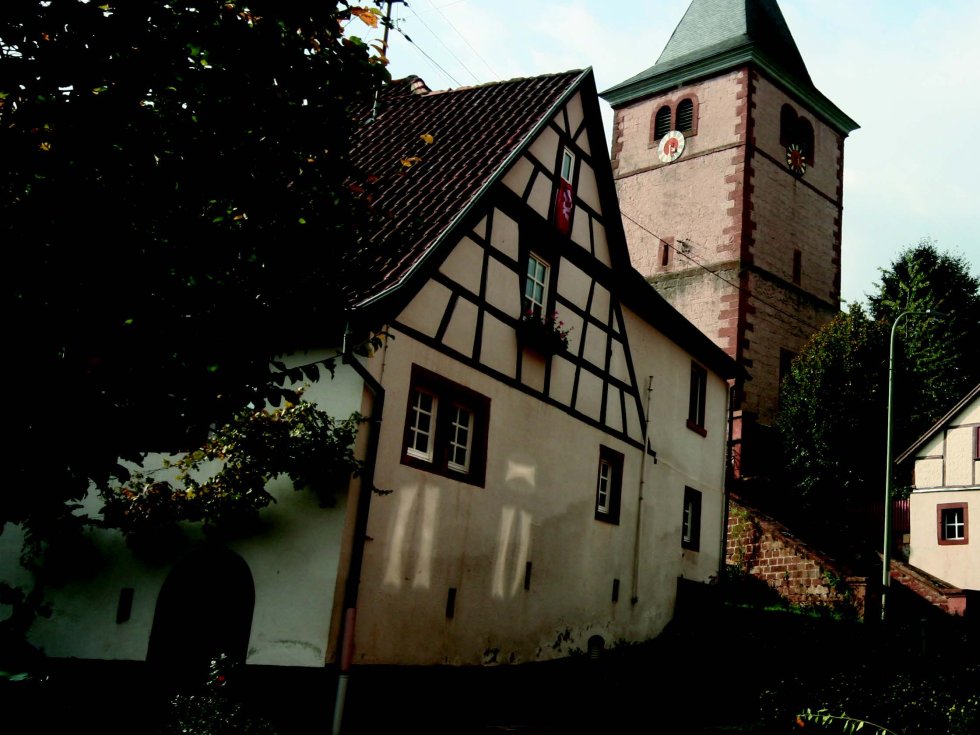 Beinahe so alt wie der Dom zu Speyer: Die Wehrkirche im Ortskern von Rumbach stammt aus dem 11. Jahrhundert. Besucher schätzen die wertvollen und restaurierten mittelalterlichen Fresken.