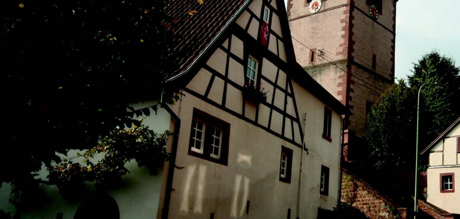 Beinahe so alt wie der Dom zu Speyer: Die Wehrkirche im Ortskern von Rumbach stammt aus dem 11. Jahrhundert. Besucher schätzen die wertvollen und restaurierten mittelalterlichen Fresken.