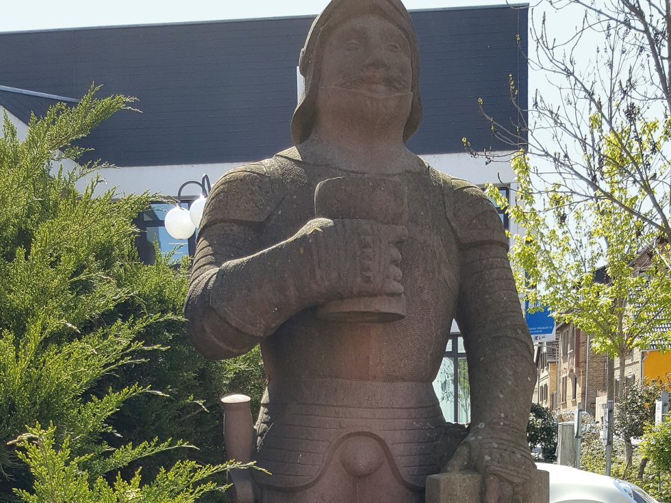 Trinkfeste Größe und Saulheimer Original: Der Ritter Hundt kam im 15. Jahrhundert in die heutige Ortsgemeinde und wurde rasch zur Legende. Sein Schild prägt das Wappen von Saulheim bis heute. Rechte: OG Saulheim