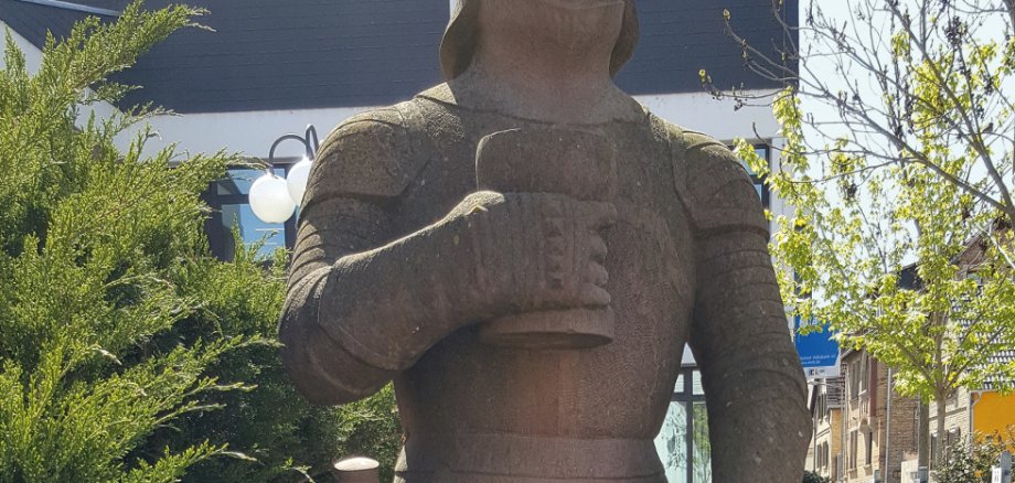 Trinkfeste Größe und Saulheimer Original: Der Ritter Hundt kam im 15. Jahrhundert in die heutige Ortsgemeinde und wurde rasch zur Legende. Sein Schild prägt das Wappen von Saulheim bis heute. Rechte: OG Saulheim