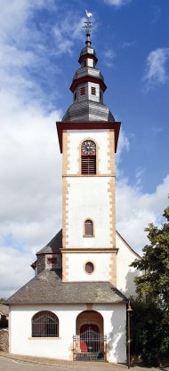 Die Evangelische Pfarrkirche mit spätbarockem Saalbau im Herzen von Appenheim. Die heutige Ortsgemeinde wurde 882 erstmals urkundlich erwähnt.