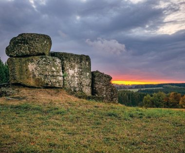 In der Verbandsgemeinde Rennerod liegt der „Ketzerstein“, eine der markantesten Felsformationen des Westerwaldes.