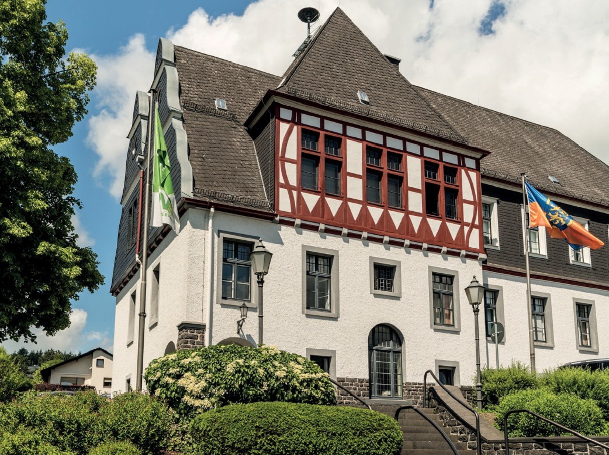 Rennerod ist Sitz der Verbandsgemeindeverwaltung. Der Fachwerkbau in der Ortsmitte diente lange Zeit als königliches Amtsgericht.