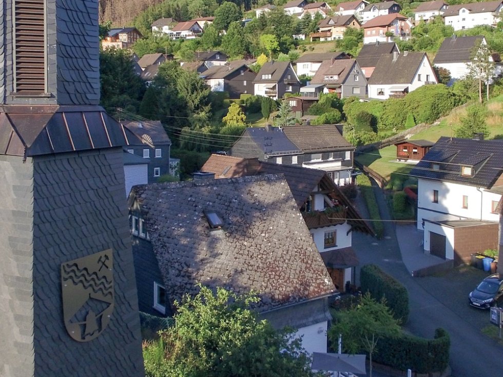 Rund 500 Einwohner zählt die Ortsgemeinde Grünebach. Im nordöstlichsten Zipfel von Rheinland-Pfalz gelegen, spielte das heute ruhige und idylische Dorf ab dem 15. Jahrhundert eine wichtige Rolle bei der Eisenverhüttung.