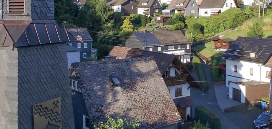 Rund 500 Einwohner zählt die Ortsgemeinde Grünebach. Im nordöstlichsten Zipfel von Rheinland-Pfalz gelegen, spielte das heute ruhige und idylische Dorf ab dem 15. Jahrhundert eine wichtige Rolle bei der Eisenverhüttung.