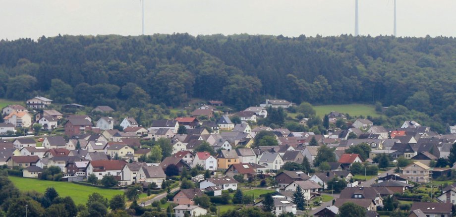 Das beschauliche Girkenroth besaß einen bedeutenden Steinbruch, der das Dorf um die Jahrhundertwende rasch wachsen ließ. Heute leben rund 600 Menschen in der Ortsgemeinde.