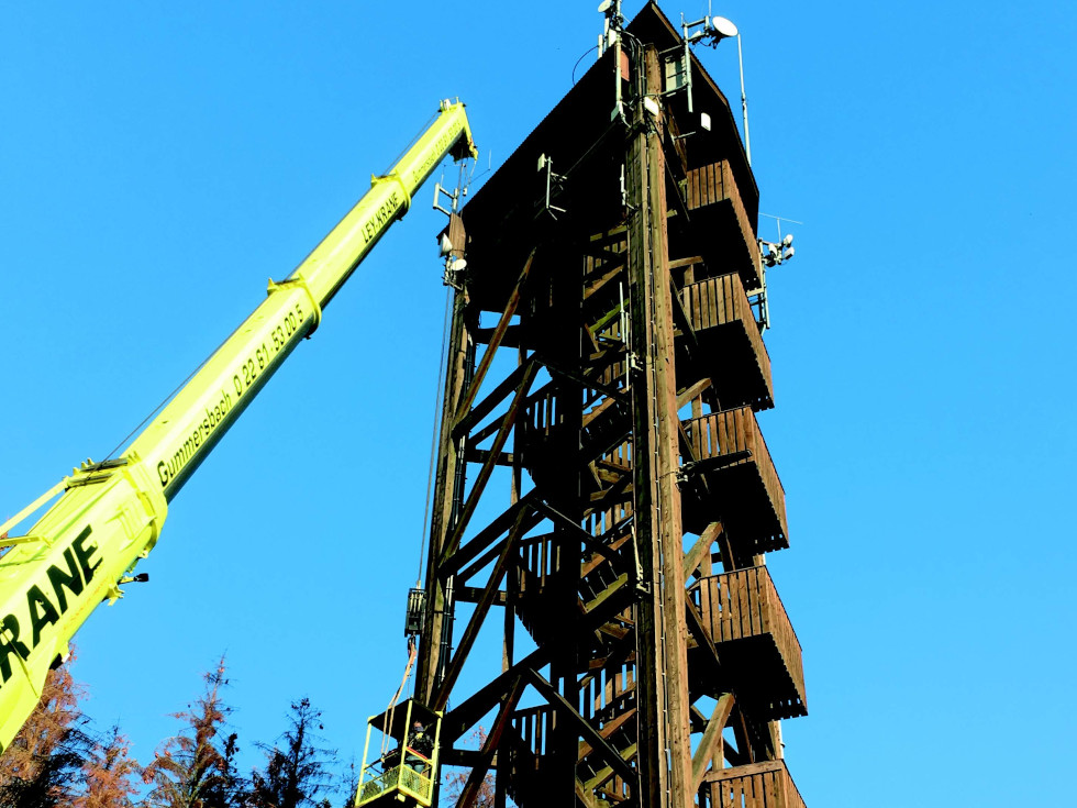 Anziehungspunkt für Besucher und Einheimische: Der Raiffeisenturm auf dem Beulskopf bietet seit mehr als drei Jahrzehnten eine hervorragende Aussicht auf Heupelzen und Umgebung – Wartungsarbeiten und Reparaturen bleiben nicht aus. Foto: Rainer Düngen