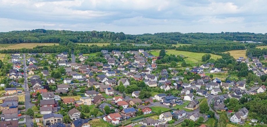 Kausen wurde im 15. Jahrhundert erstmals urkundlich erwähnt. Heute gilt die Ortsgemeinde als beliebter Wohnort in unmittelbarer Nähe zur Region Köln/Bonn und dem Siegerland.