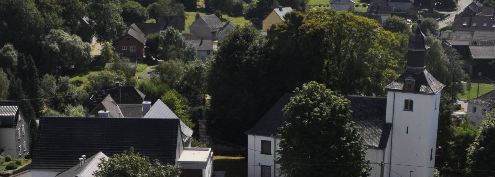 Der Ortskern von Oberdreis mit der evangelischen Kirche und dem Gemeindezentrum „Ahl Schul“. / © Ortsgemeinde Oberdreis