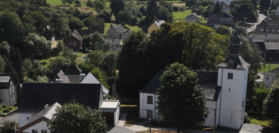 Der Ortskern von Oberdreis mit der evangelischen Kirche und dem Gemeindezentrum „Ahl Schul“. / © Ortsgemeinde Oberdreis