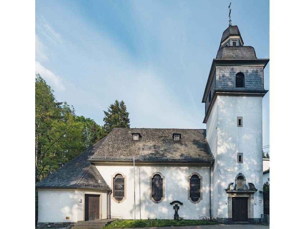 Wandern im Westerwald: Die St. Kastor Kirche in Rengsdorf ist Startpunkt der Laubach-Kelten-Tour – eine von zahlreichen Wander-Routen in der neuen Verbandsgemeinde Rengsdorf-Waldbreitbach. Foto: VG Rengsdorf-Waldbreitbach