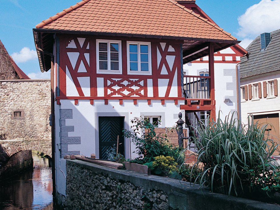 Die Dorfmühle in der Ortsgemeinde Großkarlbach war früher eine durch Wasserkraft angetriebene Mühle. Heute dient sie als Schaumühle und beherbergt das Mühlenmuseum „Leiningerland Großkarlbach“. / Foto: Bruno L. Klamm, Mannheim