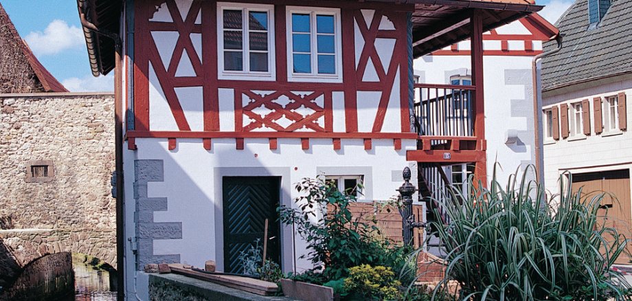 Die Dorfmühle in der Ortsgemeinde Großkarlbach war früher eine durch Wasserkraft angetriebene Mühle. Heute dient sie als Schaumühle und beherbergt das Mühlenmuseum „Leiningerland Großkarlbach“. / Foto: Bruno L. Klamm, Mannheim