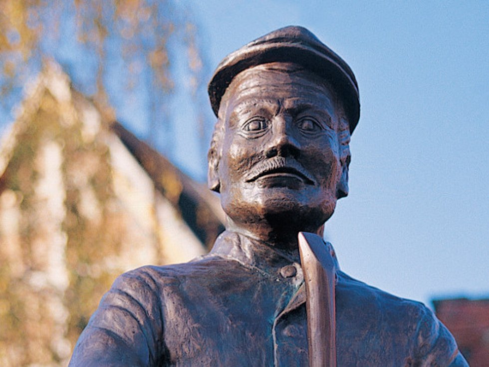 Die Bronzestatue eines Steinbrechers in der Ortsgemeinde Gundersheim erinnert an die ehemaligen Kalksteinbrüche in der Gemeinde. Die dort gebrochenen Kalksteine dienten früher als Baumaterial der Umgebung. / Foto: Bruno L. Klamm, Mannheim