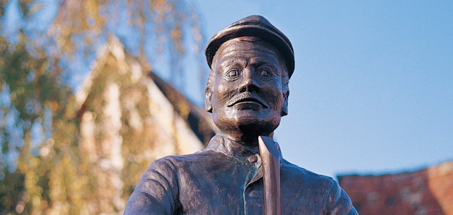 Die Bronzestatue eines Steinbrechers in der Ortsgemeinde Gundersheim erinnert an die ehemaligen Kalksteinbrüche in der Gemeinde. Die dort gebrochenen Kalksteine dienten früher als Baumaterial der Umgebung. / Foto: Bruno L. Klamm, Mannheim