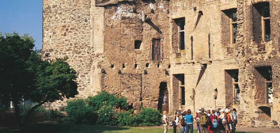 Die 1689 im Pfälzischen Erbfolgekrieg zerstörte mittelalterliche Stadtburg Andernach zählt zu den besterhaltenen Ruinen am Mittelrhein. Die auch Kurfürstliche Burg bzw. Kurfürstliches Schloss genannte, aus dem ausgehenden 12. und frühen13. Jh. stammende Wasserburg ist ursprünglich romanischen Baustils. / Foto: Bruno L. Klamm, Mannheim