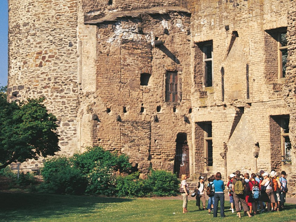 Die 1689 im Pfälzischen Erbfolgekrieg zerstörte mittelalterliche Stadtburg Andernach zählt zu den besterhaltenen Ruinen am Mittelrhein. Die auch Kurfürstliche Burg bzw. Kurfürstliches Schloss genannte, aus dem ausgehenden 12. und frühen13. Jh. stammende Wasserburg ist ursprünglich romanischen Baustils. / Foto: Bruno L. Klamm, Mannheim