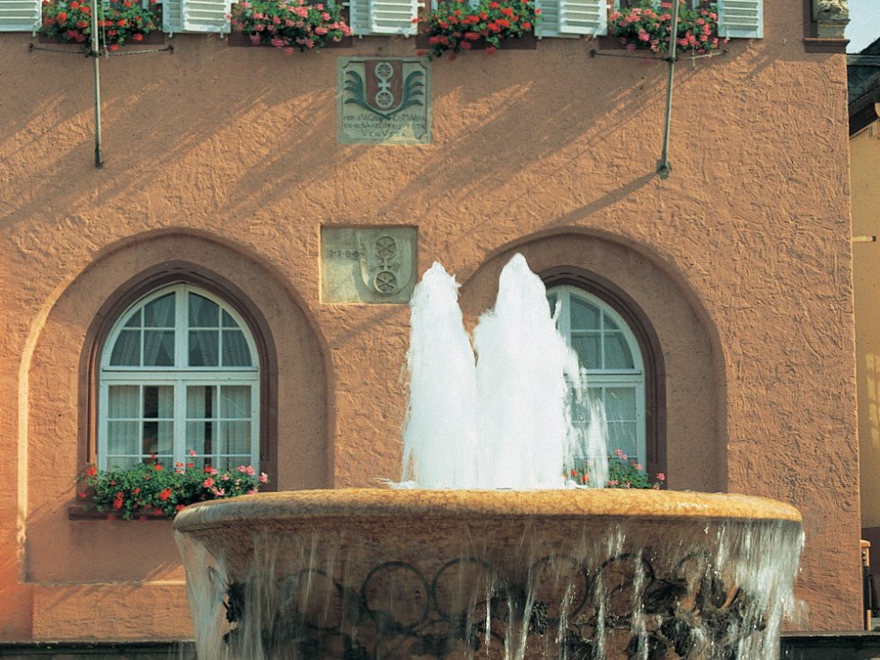 Das Rathaus mit Brunnen am Marktplatz – Zentrum der charmanten Stadt Gau-Algesheim / Foto: Bruno L. Klamm, Mannheim