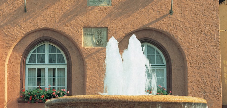 Das Rathaus mit Brunnen am Marktplatz – Zentrum der charmanten Stadt Gau-Algesheim / Foto: Bruno L. Klamm, Mannheim