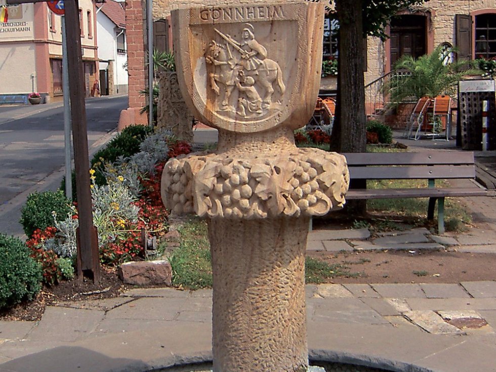 Der Marktler Platz in Gönnheim – Ausgangspunkt der neuen „Kulturmeile“ des Ortes, eingeweiht unter dem Begriff „Gadepädelcher Gönnheim“; hier entlang liegen Denkmäler aus der bewegten V ergangenheit des Weindorfes. / Foto: Bruno L. Klamm, Mannheim