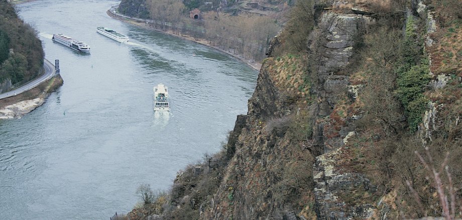 Der Aussichtspunkt Spitznack bietet dem Wanderer einen grandiosen Blick auf die Loreley und das enge Rheintal.