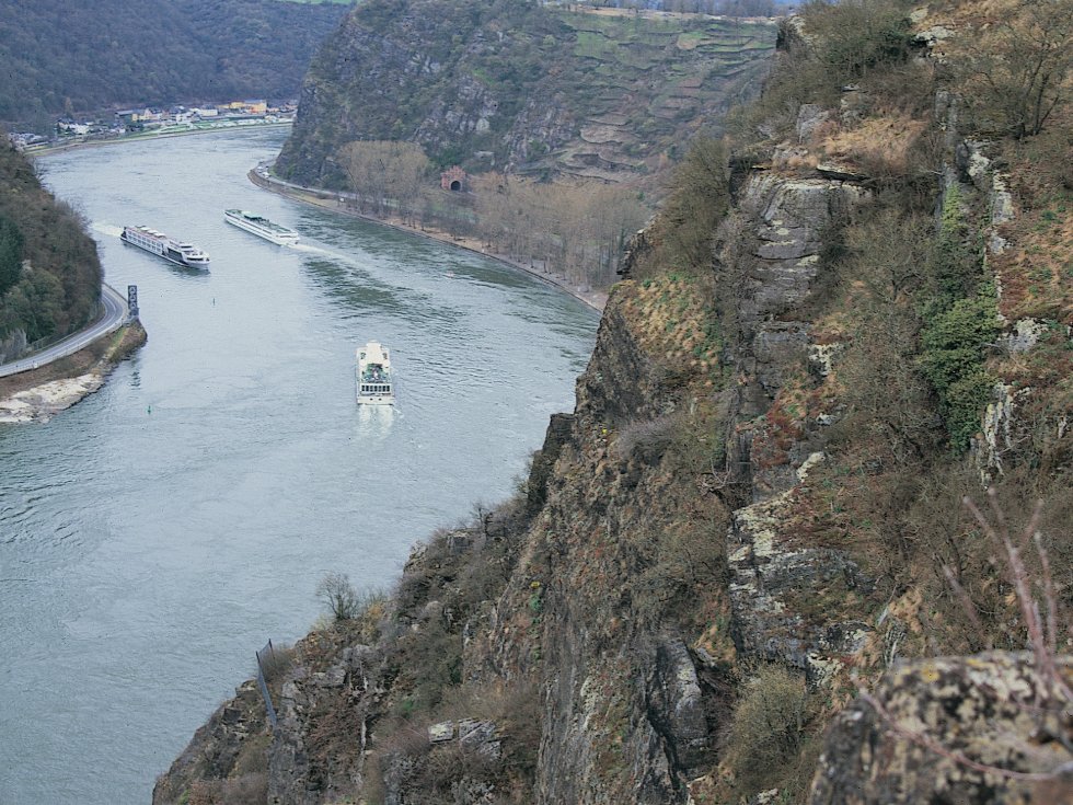 Der Aussichtspunkt Spitznack bietet dem Wanderer einen grandiosen Blick auf die Loreley und das enge Rheintal.