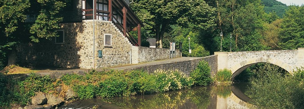 Ein attraktiver Blickfang in malerischer Umgebung ist das Alte Rathaus in Hahnenbach. Der zweigeschossige Bau aus Bruchsteinen, Fachwerk und Schiefer war 1939 ursprünglich als „Spritzenhaus“ errichtet worden. / © Bruno L. Klamm, Mannheim