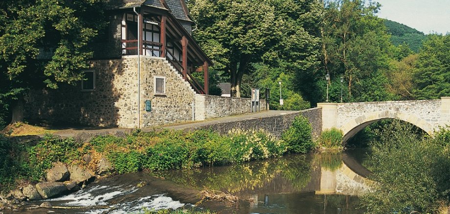 Ein attraktiver Blickfang in malerischer Umgebung ist das Alte Rathaus in Hahnenbach. Der zweigeschossige Bau aus Bruchsteinen, Fachwerk und Schiefer war 1939 ursprünglich als „Spritzenhaus“ errichtet worden. / © Bruno L. Klamm, Mannheim