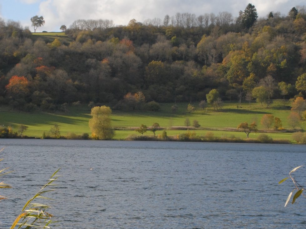 Die Landschaft der Eifelmaare lockt immer wieder mit eindrücklicher Herbststimmung – hier am Schalkenmehrener Maar (Verbandsgemeinde Daun). © Matthias Röcke