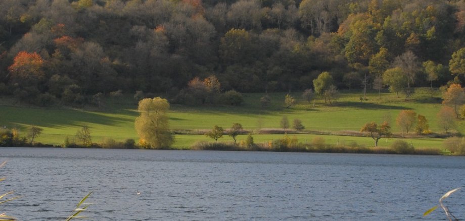 Die Landschaft der Eifelmaare lockt immer wieder mit eindrücklicher Herbststimmung – hier am Schalkenmehrener Maar (Verbandsgemeinde Daun). © Matthias Röcke