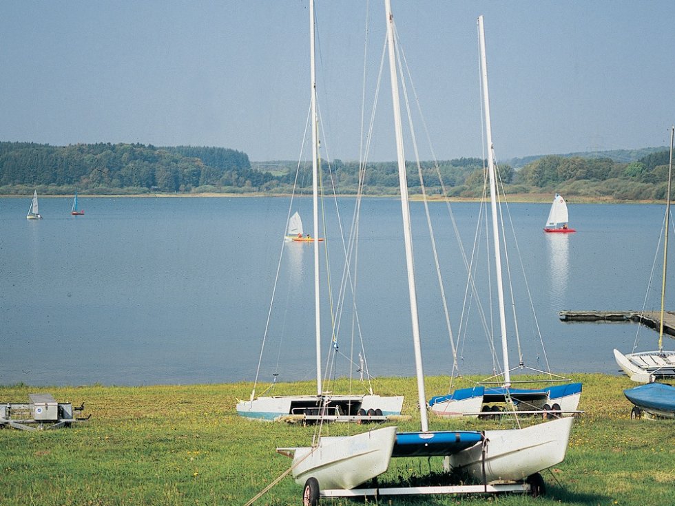 Im Ortsgebiet von Rehe (VG Rennerod/Westerwald) befindet sich der größte Teil der Krombachtalsperre. Neben der Stromerzeugung dient sie dem Hochwasserschutz und der Naherholung mit einem Feriendorf, Campingplätzen, Segelund Surfmöglichkeiten.