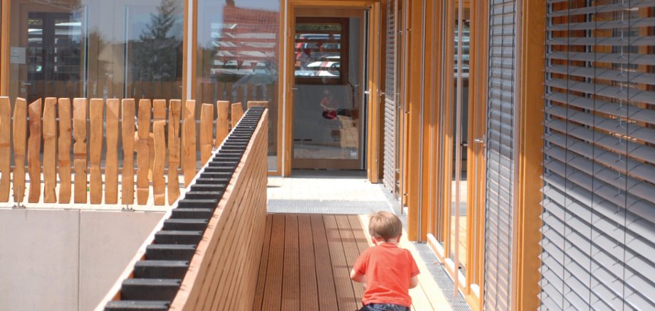 Kinder im Alter von eins bis 14 Jahre besuchen die städtische Kindertagesstätte der Stadt Alzey, das Haus des Kindes Hanni Kipp. / Foto: Holzbaucluster Rheinland-Pfalz, Hannsjörg Pohlmeyer