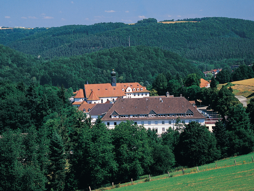 Blick auf den Wallfahrtsort Maria Rosenberg, bestehend aus der Wallfahrtskirche, der Außenanlage mit Kreuzwegkapelle und als Zentrum die Gnadenkapelle / Foto: Bruno L. Klamm, Mannheim