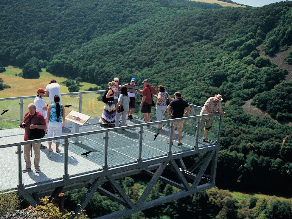 Der Nahe-Skywalk in Hochstetten-Dhaun (eröffnet am 20.1.2015) hat sich zu einem wahren Tourismusmagneten entwickelt. Die luftige stählerne Aussichtsplattform ist wie ein Balkon für das Nahetal. / © Bruno L. Klamm, Mannheim