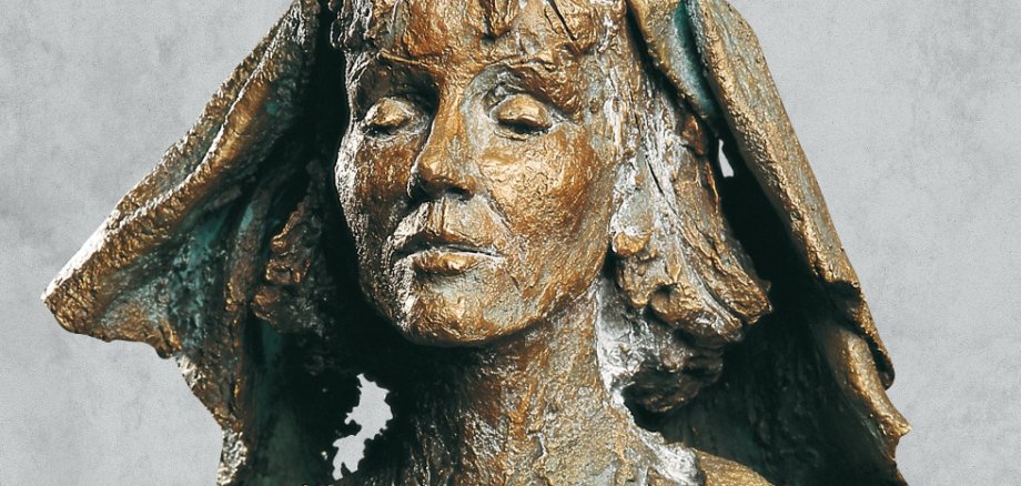 Hildegard von Bingen, die „deutsche Prophetin“, geboren 1098 in der Nähe von Alzey, steht heute auf der weiblichen Persönlichkeitsskala aus den historischen Regionen in Rheinland-Pfalz an der Spitze. Foto: Stadt Bingen