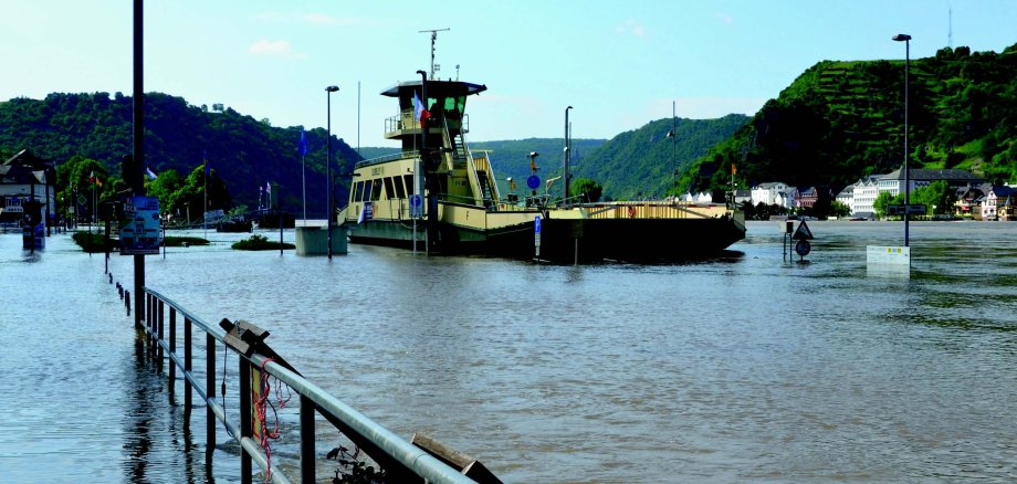 Hochwasser an den Flüssen: Zu den Schäden und Beeinträchtigungen zählt auch die Unterbrechung wichtiger Verkehrsverbindungen. Foto: Dr. Barbara Manthe-Romberg