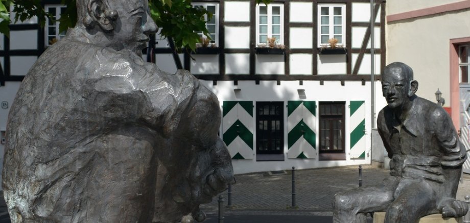 © Bruno L. Klamm, Mannheim / Den Brunnen auf dem Marktplatz Ober-Ingelheimgestaltete der gebürtige Wiesbadener Benedikt Maria Solga, Gewinner des Wettbewerbs 2008„Kunst am Bau“ der Stadt Ingelheim. Die dreiFiguren personifizieren den Weinbau, die Spargelzeit und den Anbau von Kirschen. Im Volksmund werden die Figuren auch „Faulenzer“ genannt. 