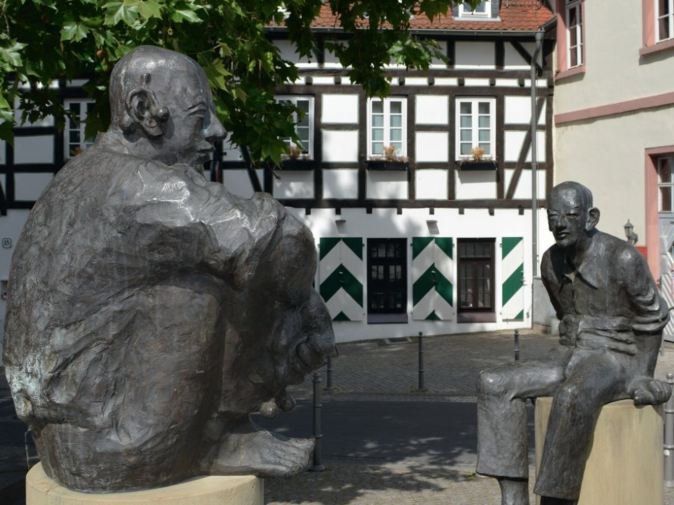 © Bruno L. Klamm, Mannheim / Den Brunnen auf dem Marktplatz Ober-Ingelheimgestaltete der gebürtige Wiesbadener Benedikt Maria Solga, Gewinner des Wettbewerbs 2008„Kunst am Bau“ der Stadt Ingelheim. Die dreiFiguren personifizieren den Weinbau, die Spargelzeit und den Anbau von Kirschen. Im Volksmund werden die Figuren auch „Faulenzer“ genannt. 