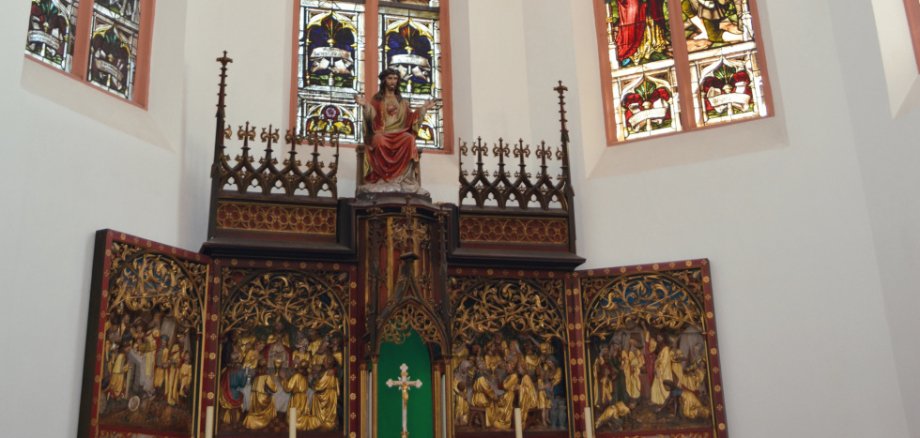 Eine Detailaufnahme aus dem Innern der neugotischen Pfarrkirche St. Laurentius, die den Mittelpunkt der Ortsgemeinde Gundheim (VG Wonnegau) bildet. Auf dem Kirchhügel gelegen, dort wurden bereits die Vorgängerbauten errichtet, ragt sie weit sichtbar in die Landschaft. Foto: Bruno L. Klamm, Mannheim