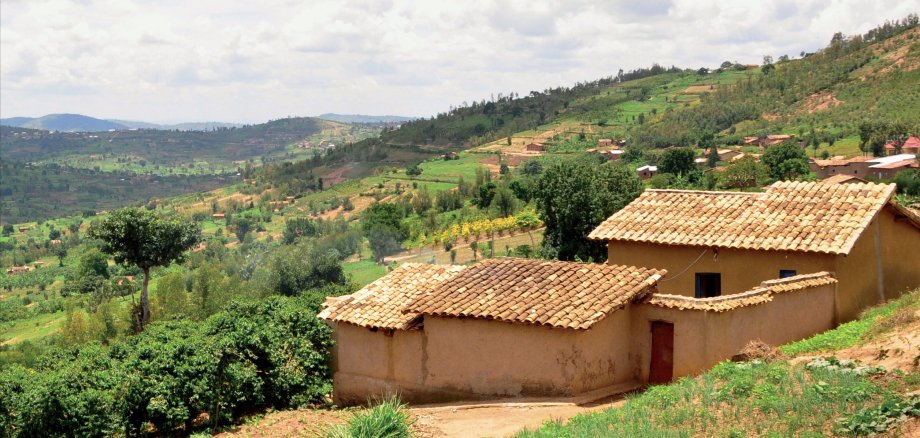 Landschaft mit Haus im Süden Ruandas.