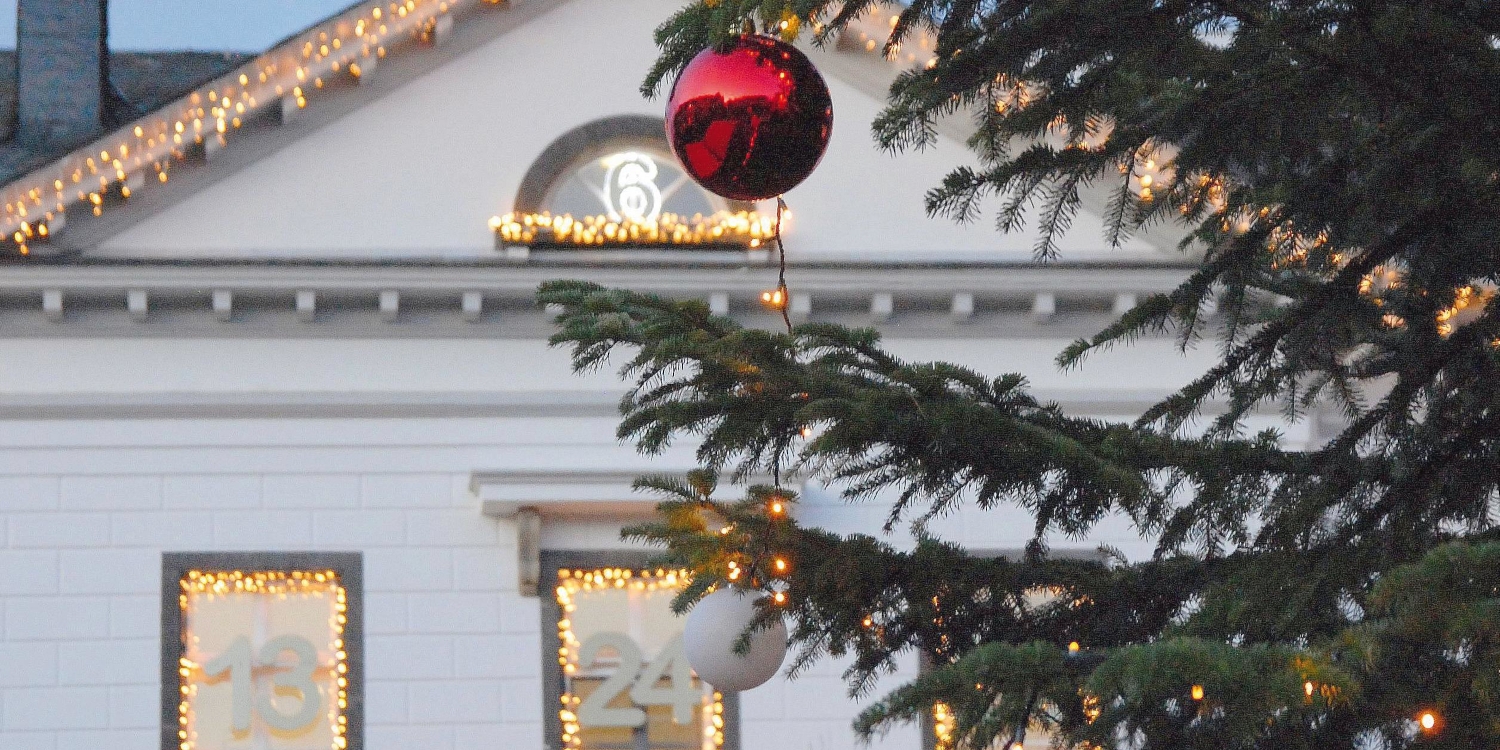 Das Rathaus von Sinzig verwandelt sich in der Vorweihnachtszeit in einen Adventskalender – die Fassade zum Kirchplatz hat exakt 24 Fenster.
