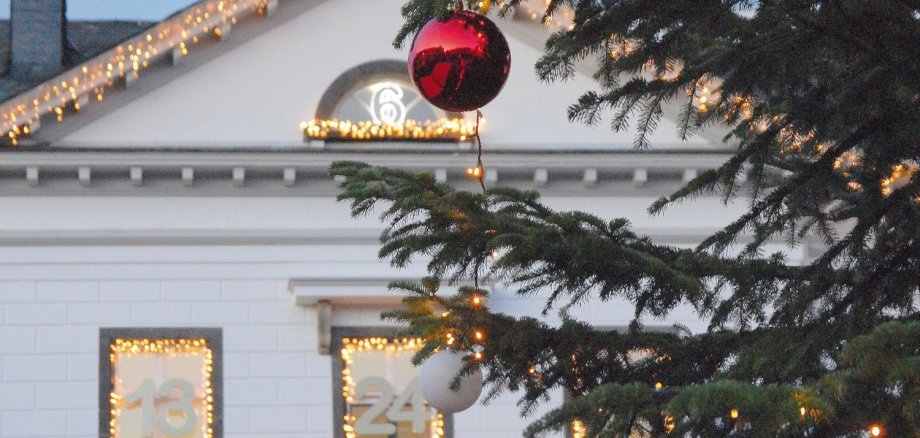 Das Rathaus von Sinzig verwandelt sich in der Vorweihnachtszeit in einen Adventskalender – die Fassade zum Kirchplatz hat exakt 24 Fenster.