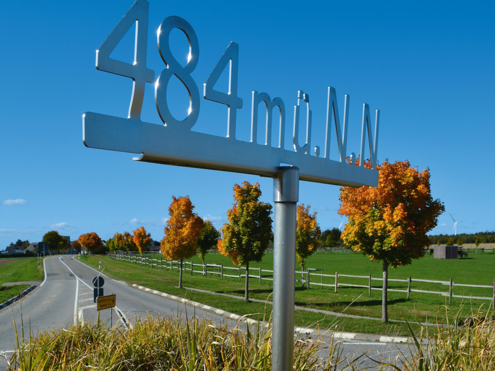 Braunshorn liegt inmitten der Mittelgebirgslandschaft des Hunsrück. Vom vorbildlich angelegten Kreisel aus kann man die weite Landschaft in alle Himmelsrichtungen genießen.