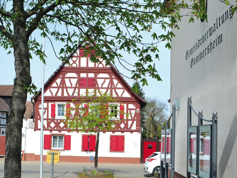 Eines der ältesten und schmuckvollsten Fachwerkgebäude der Ortsgemeinde Gommersheim (entstanden im 6. Jahrhundert) befindet sich am Dorfplatz beim Rathaus (Verbandsgemeinde Edenkoben).