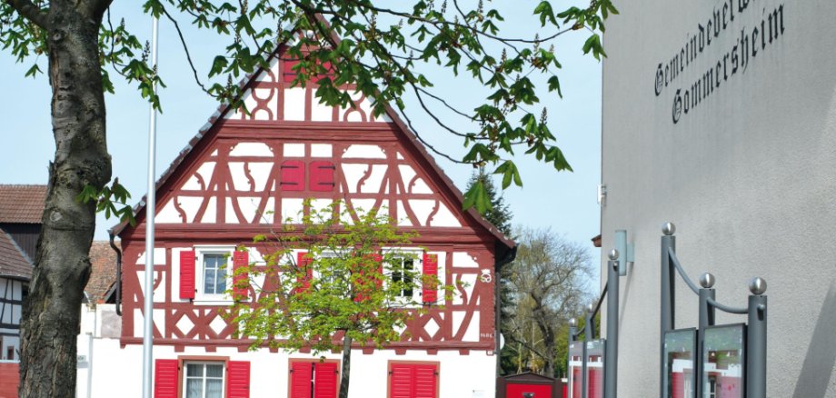 Eines der ältesten und schmuckvollsten Fachwerkgebäude der Ortsgemeinde Gommersheim (entstanden im 6. Jahrhundert) befindet sich am Dorfplatz beim Rathaus (Verbandsgemeinde Edenkoben).
