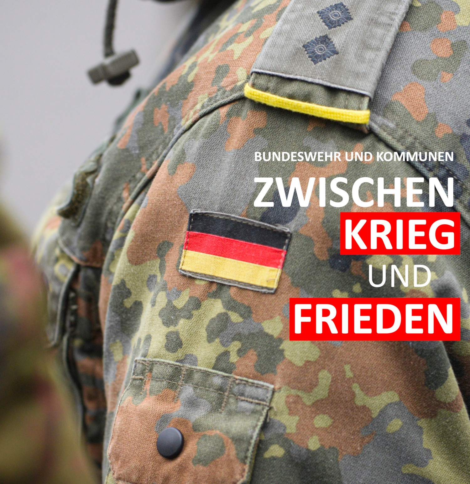 Bundewehruniform mit der deutschen Flagge. Darüber der Schriftzug "Bundeswehr und Kommunen – Zwischen Krieg und Frieden"